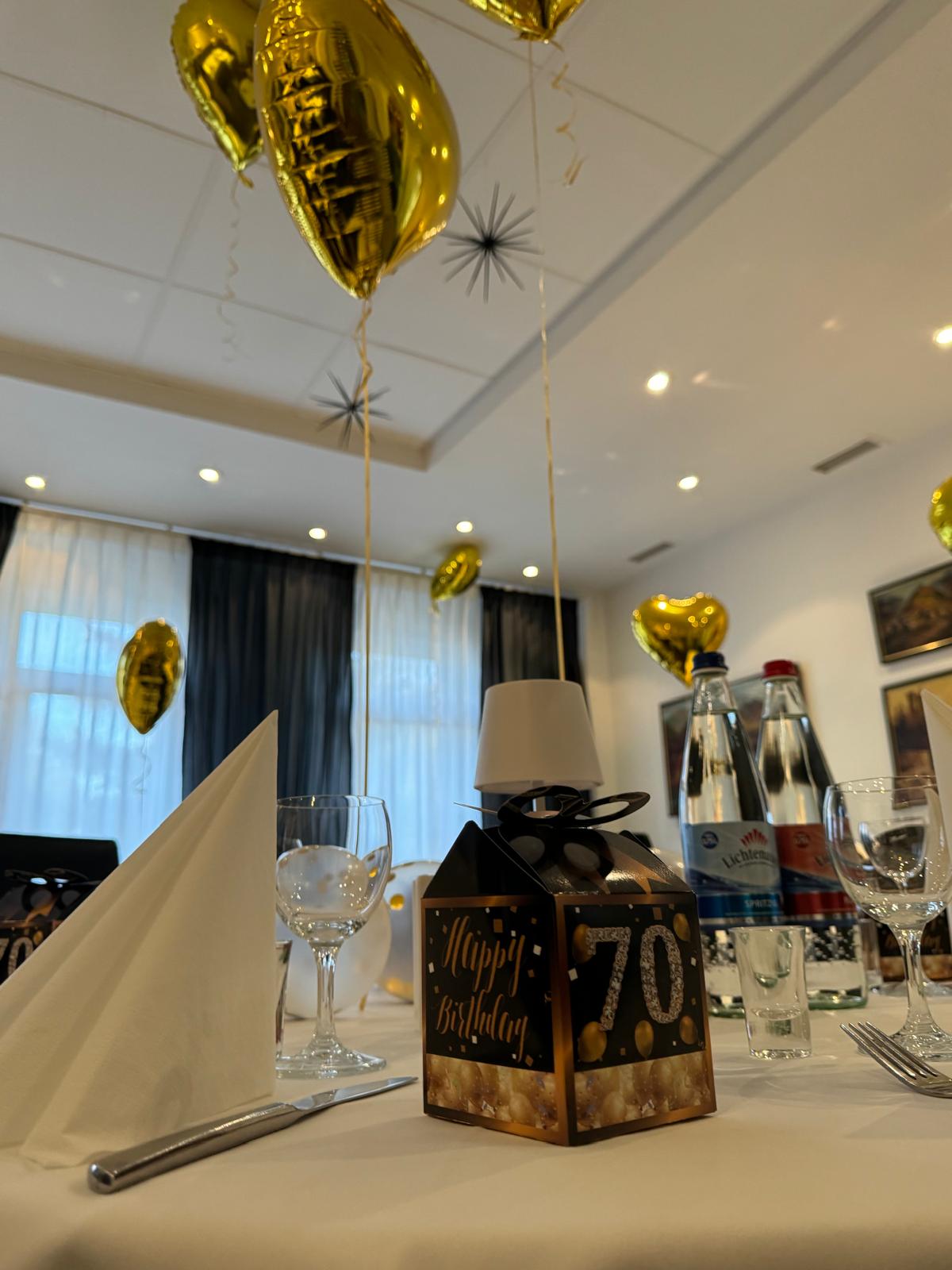Festtisch mit goldenen Herzballons