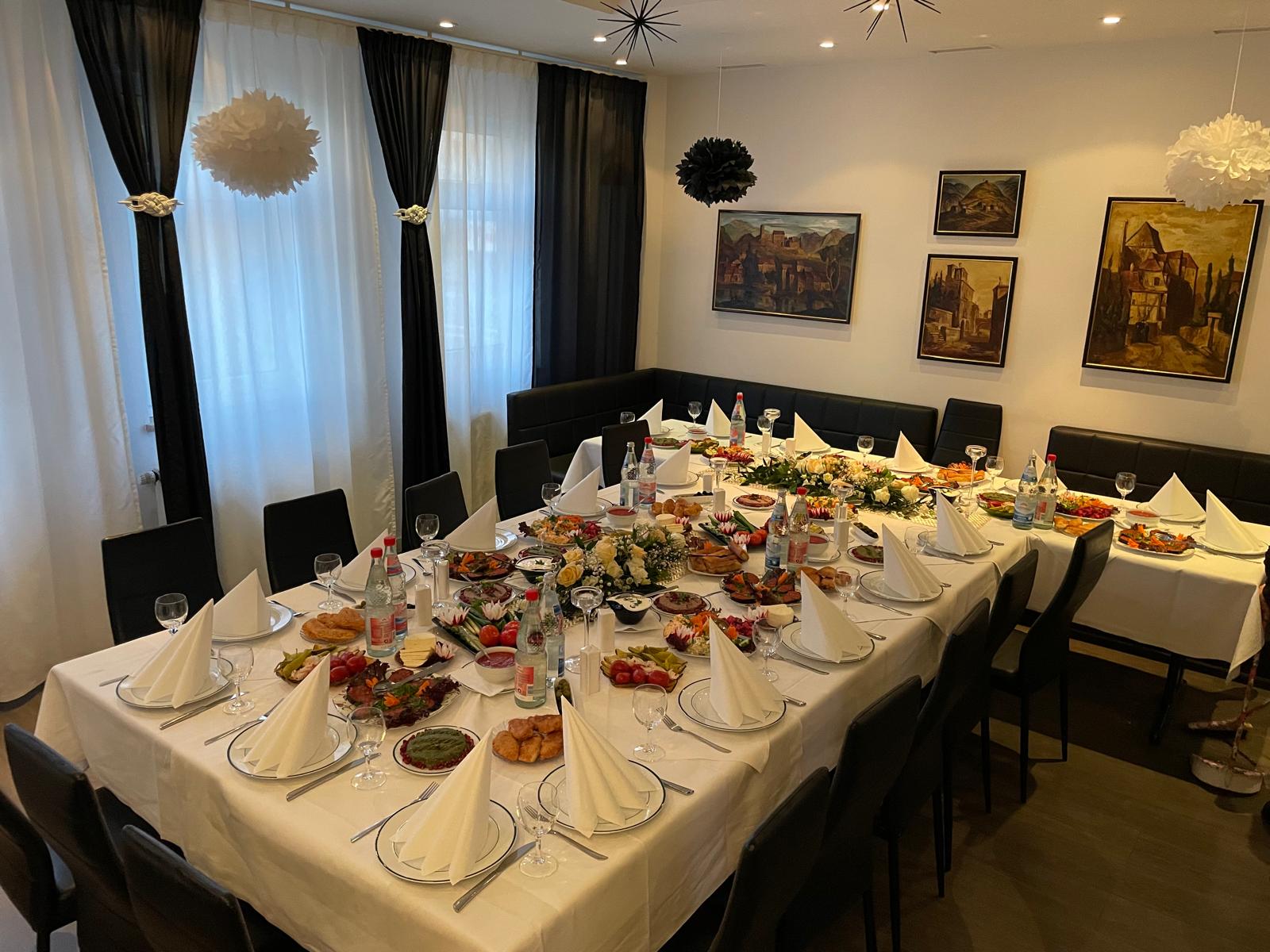 Langer Festtisch mit Vorspeisen