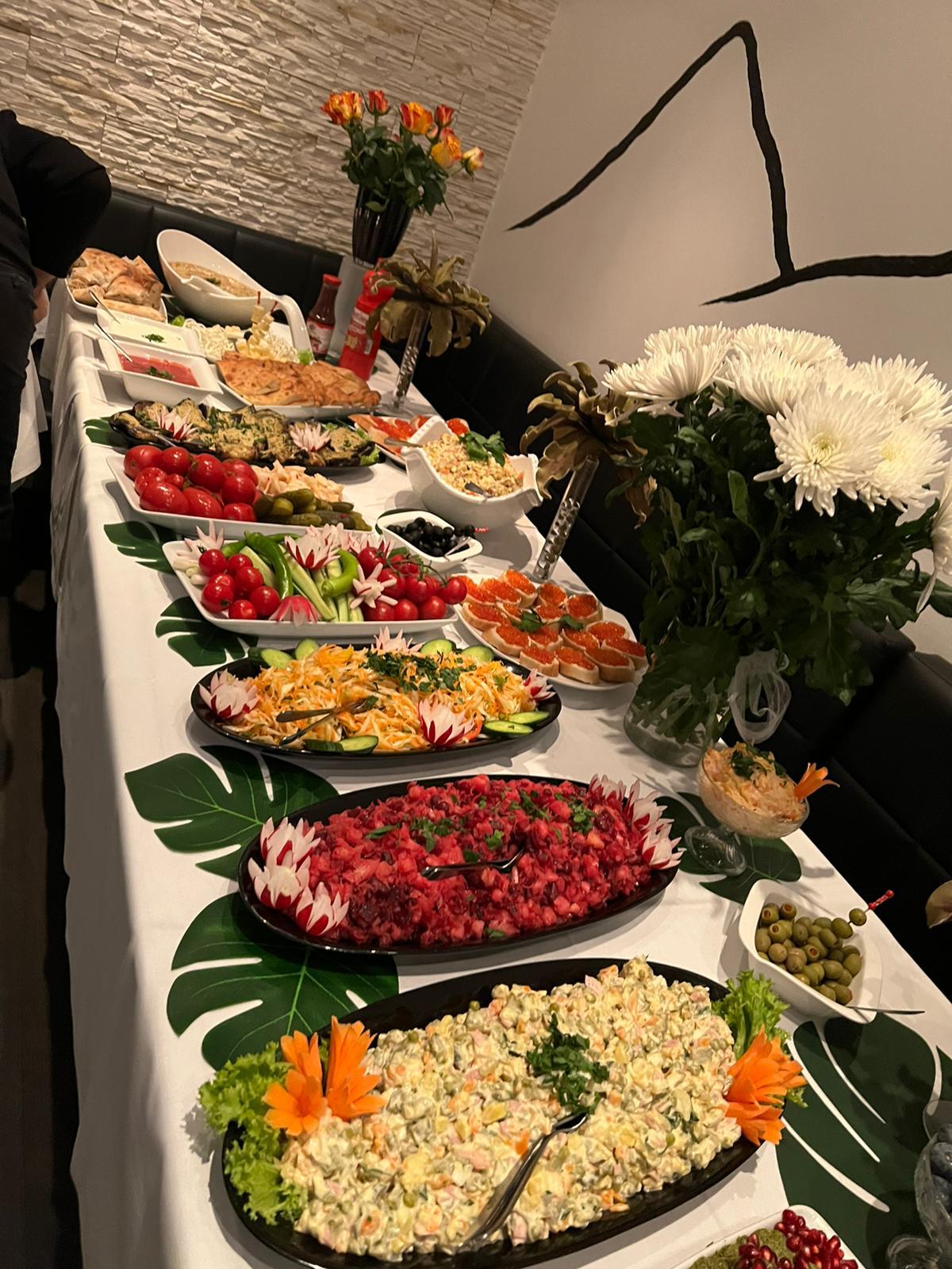 Langes Salatbuffet mit Blumen