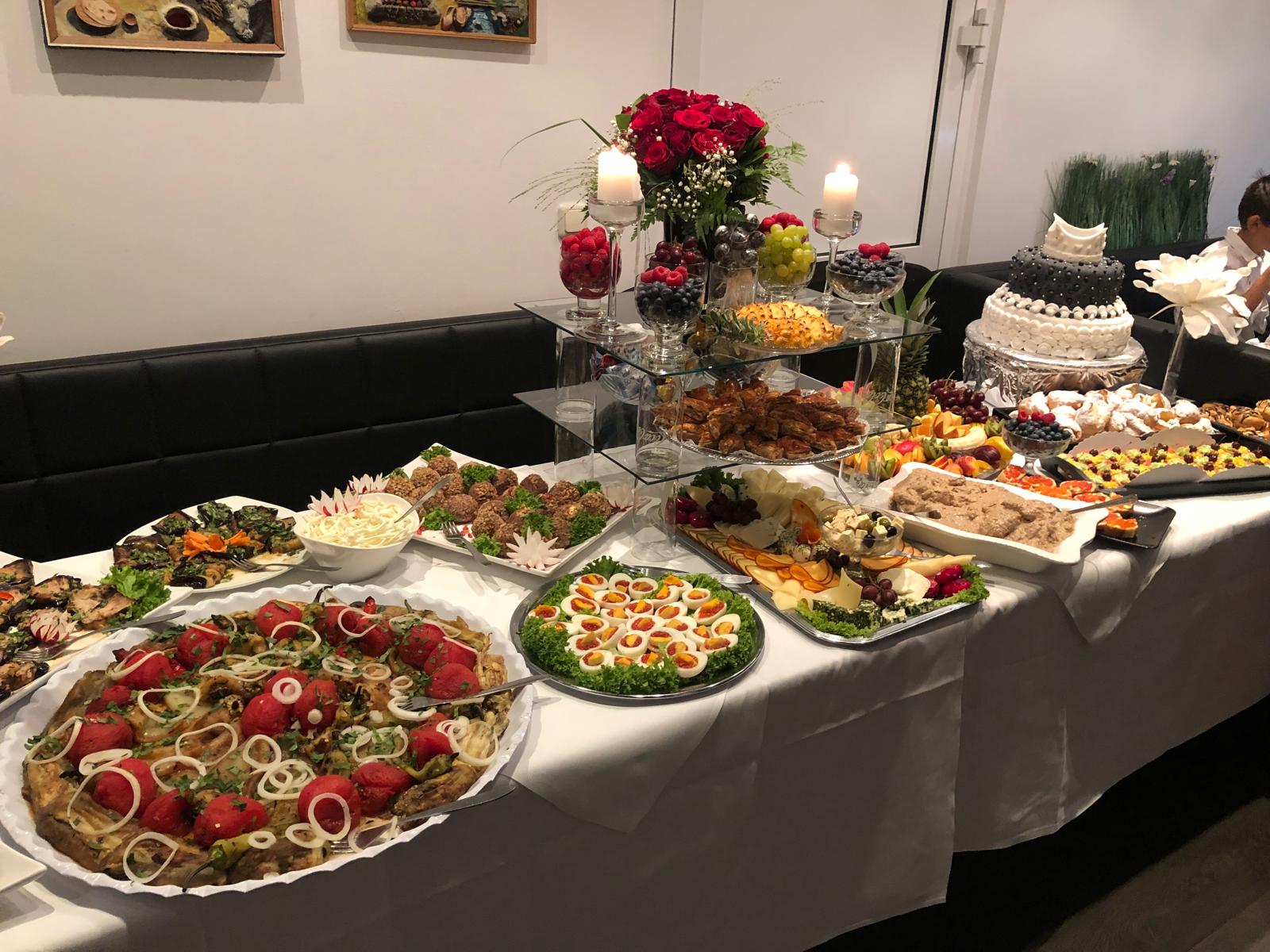 Festbuffet mit Kerzen und Rosen