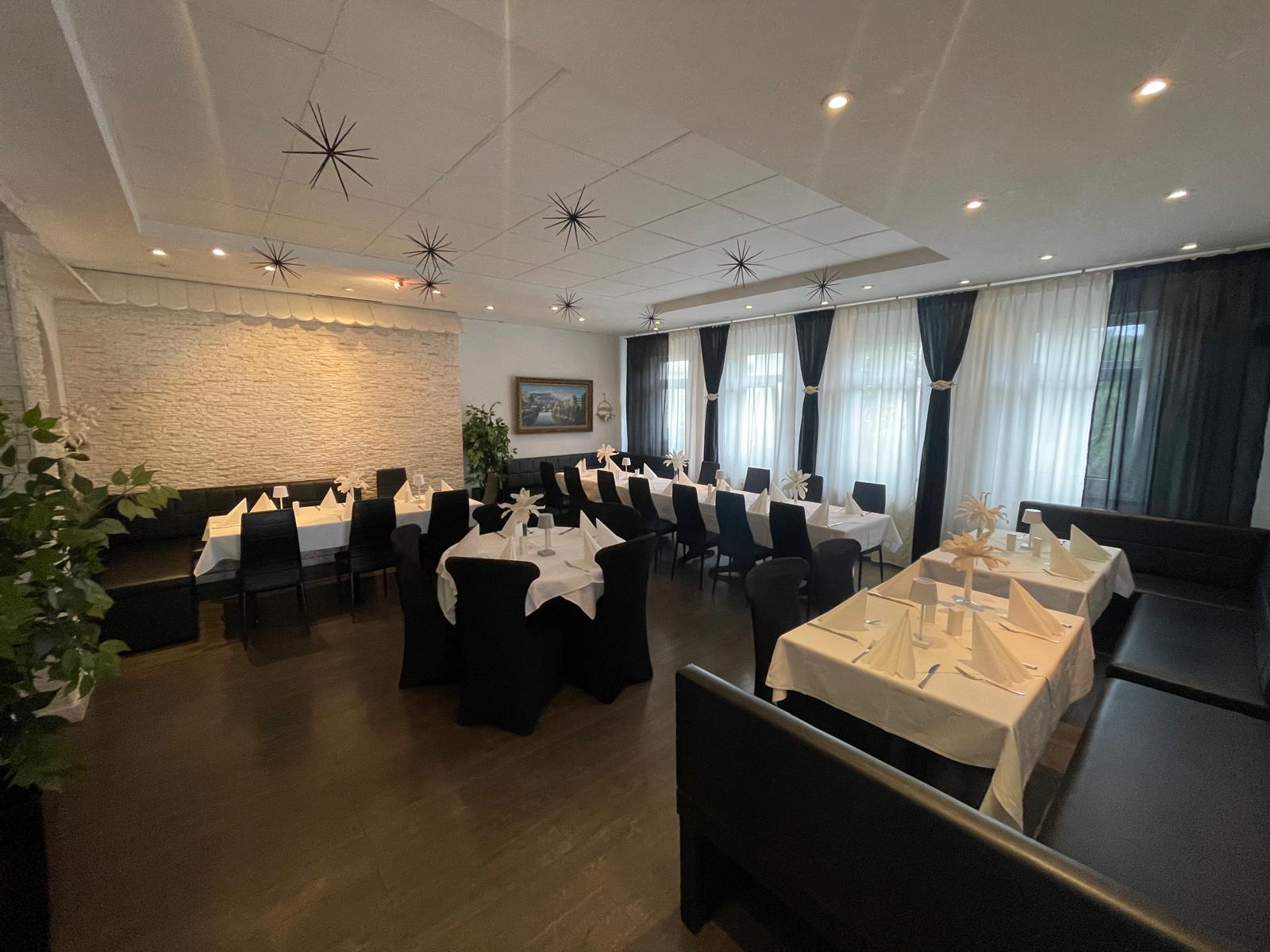 Großer Saal mit Fenstern