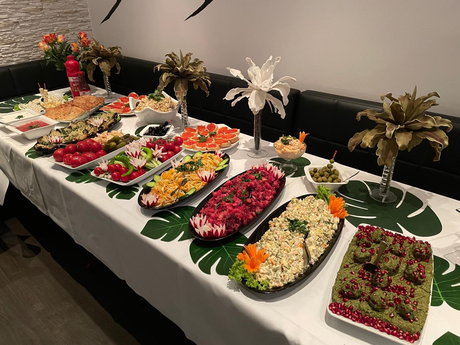 Buffet mit armenischen Salaten